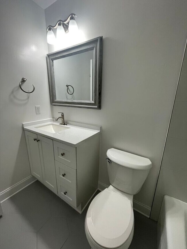 Building Photo - Beautiful 3-bedroom, 2.5 bath townhome in the highly desirable Governors Square subdivision.