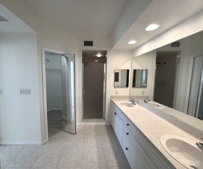 Building Photo - Country Club 6103