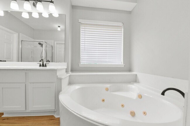 Building Photo - Charming 4-Bed in Clear Lake ISD – Move-In...