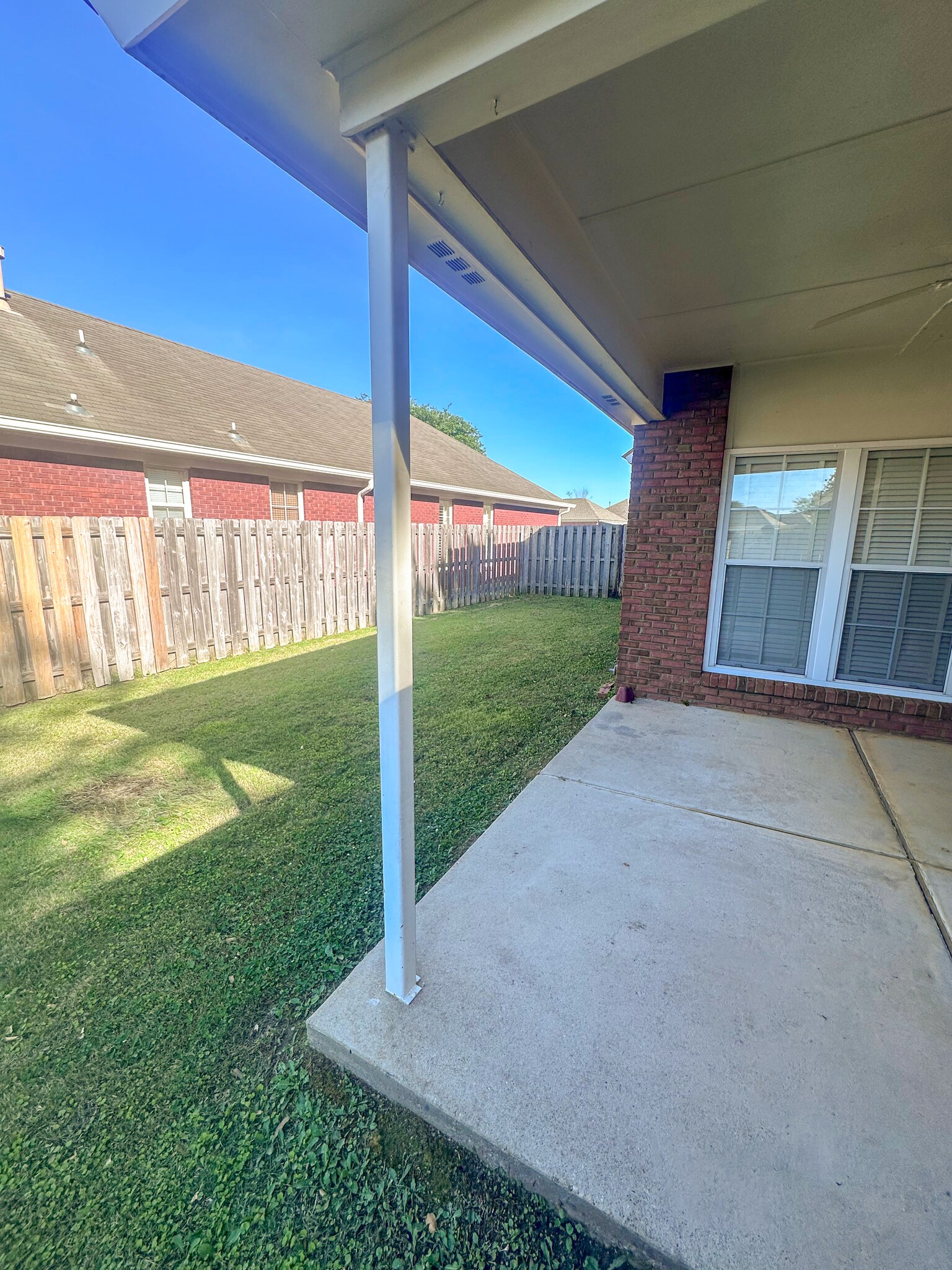 Building Photo - 2112 Parkview Dr S