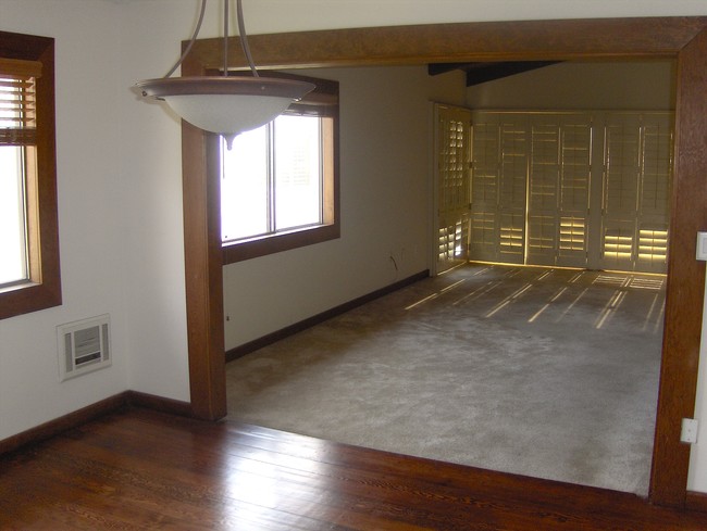 Building Photo - 809 N Paulina Ave