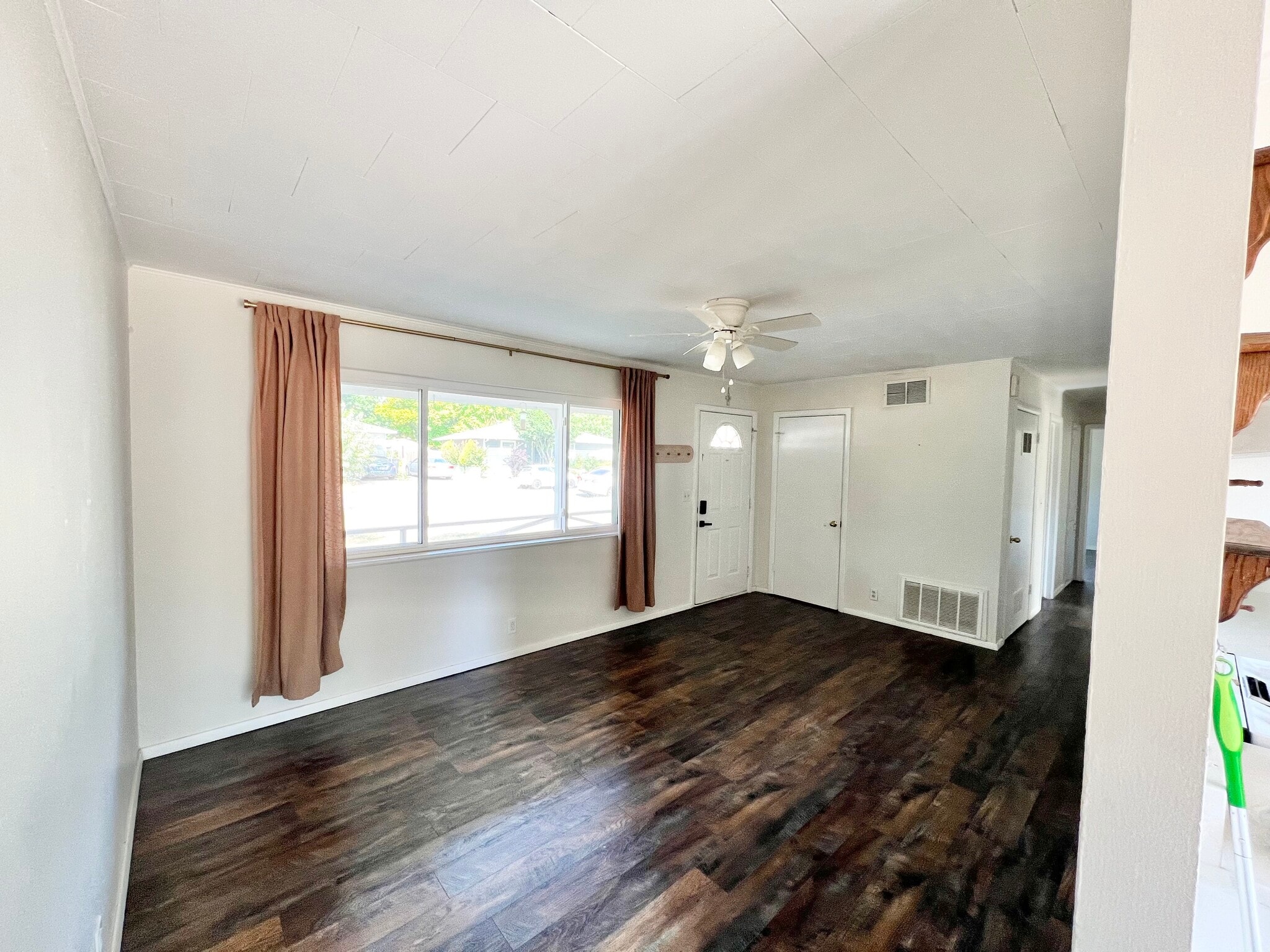Living Room - 607 Zachary St
