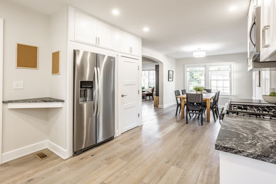 Building Photo - 818 E 50th St