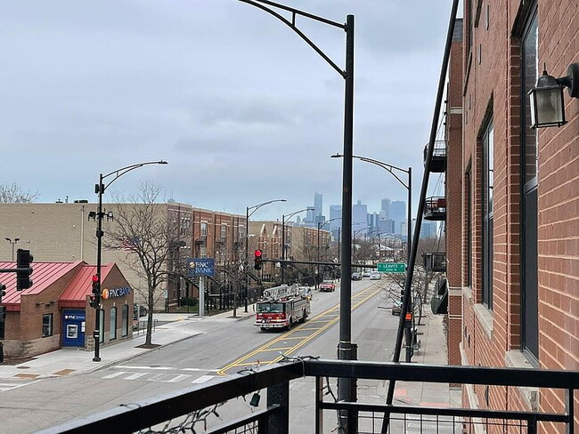Building Photo - "Spacious 3-Bed, 2-Bath Gem in Chicago's Heart – 1205 Sq Ft of Modern Living!"