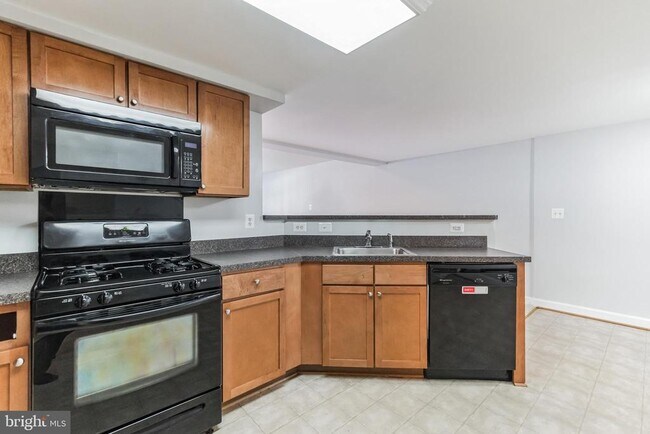 Building Photo - 1601 N Van Dorn St