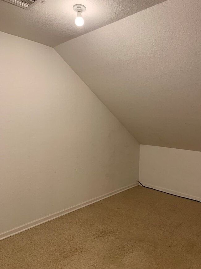 Building Photo - GREAT LOCATION! PLENTY OF STORAGE!