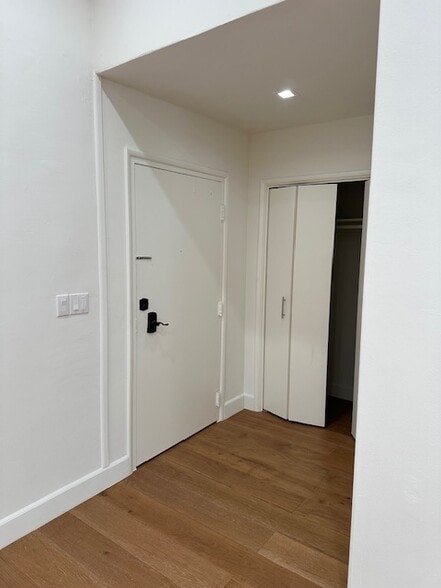 Building Photo - 11970 Montana Ave