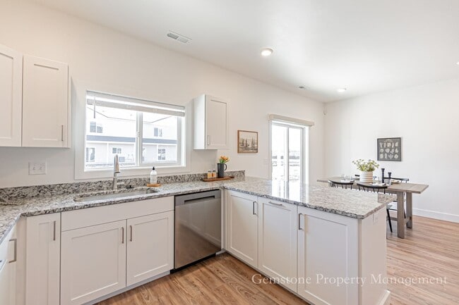 Building Photo - $300 off first month for February move-ins - Darling 3 Bed 2.5 bath townhome located in Sugar Cit...