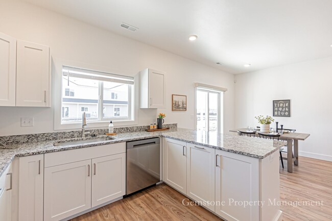 Building Photo - END UNIT - Darling 3 Bed 2.5 bath townhome...
