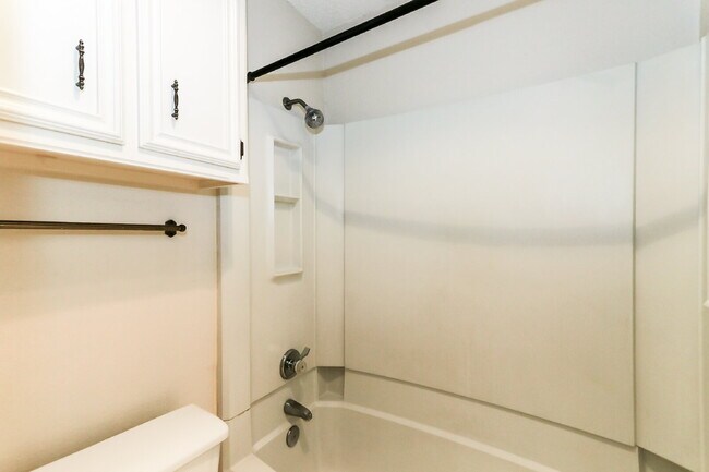 Building Photo - Upscale Townhouse in Great Area
