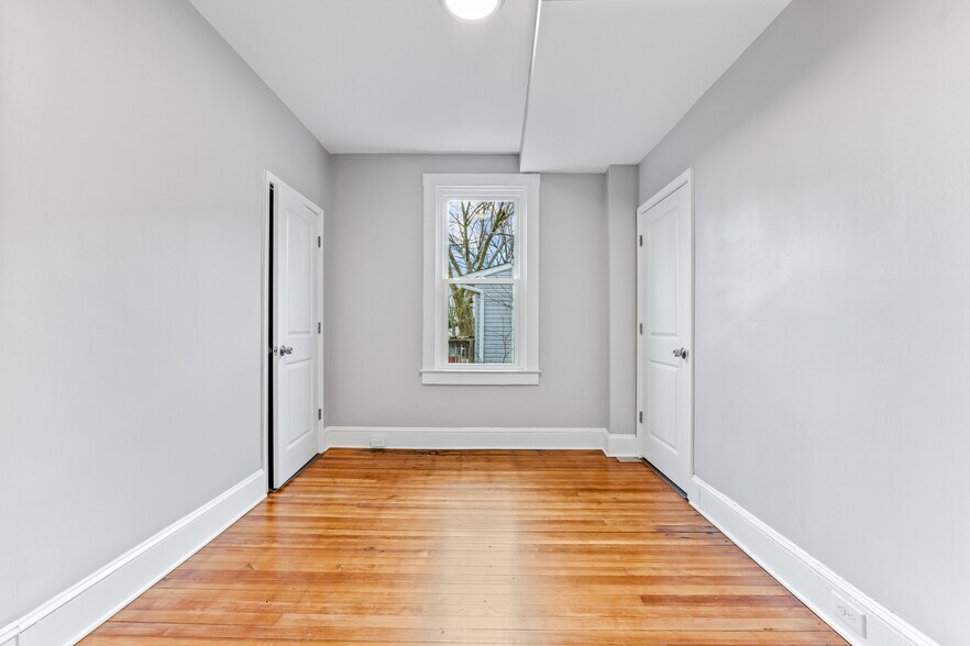 Building Photo - 2921 Glenmore Ave