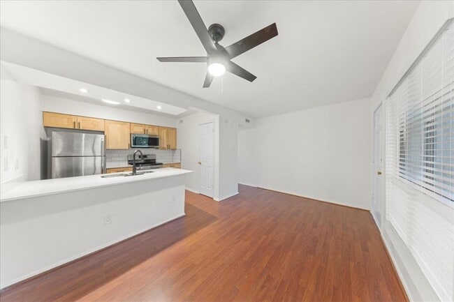 Building Photo - 6910 Hart Ln