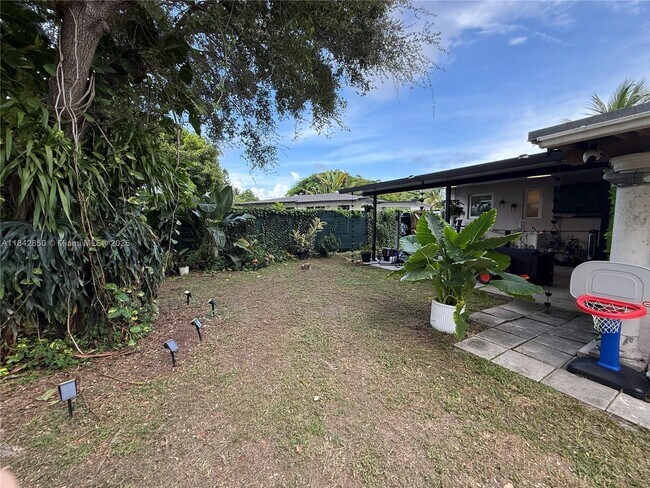 Building Photo - 10031 Jamaica Dr