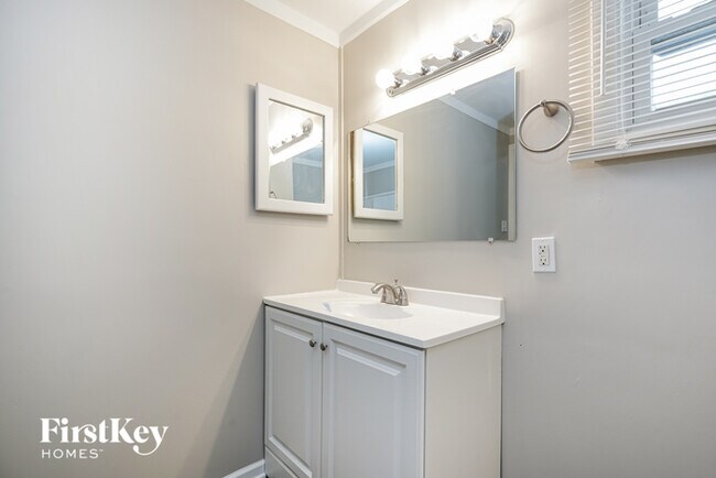 Building Photo - 415 E Courtland St