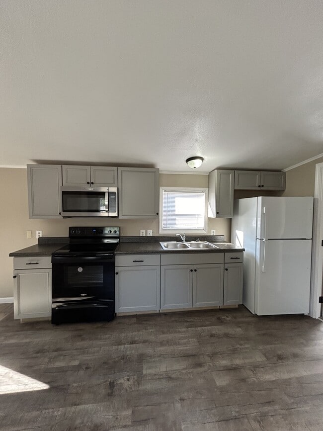 Building Photo - 526 Chris St