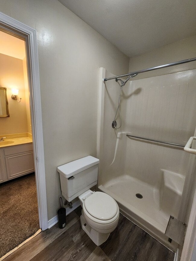 Building Photo - Village Green Townhome