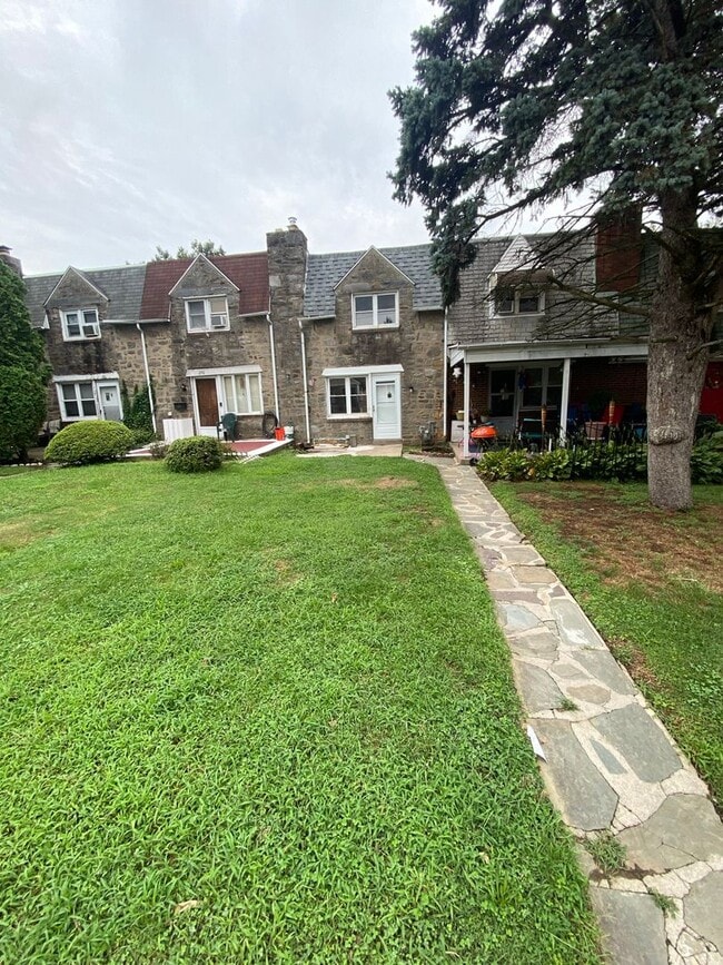 Building Photo - Gorgeously Remodeled 2BR Townhome w/ Garage in Upper Darby