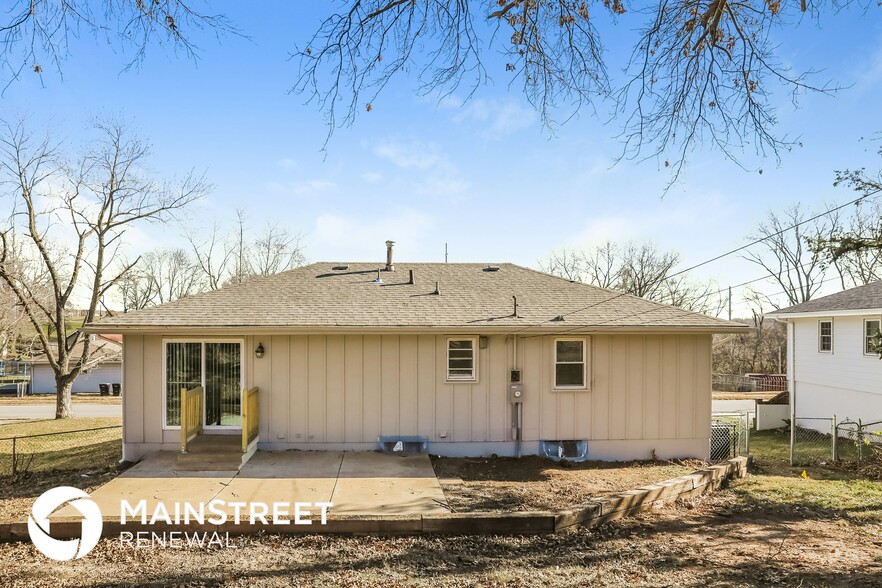 Building Photo - 2900 S Linwood Ave