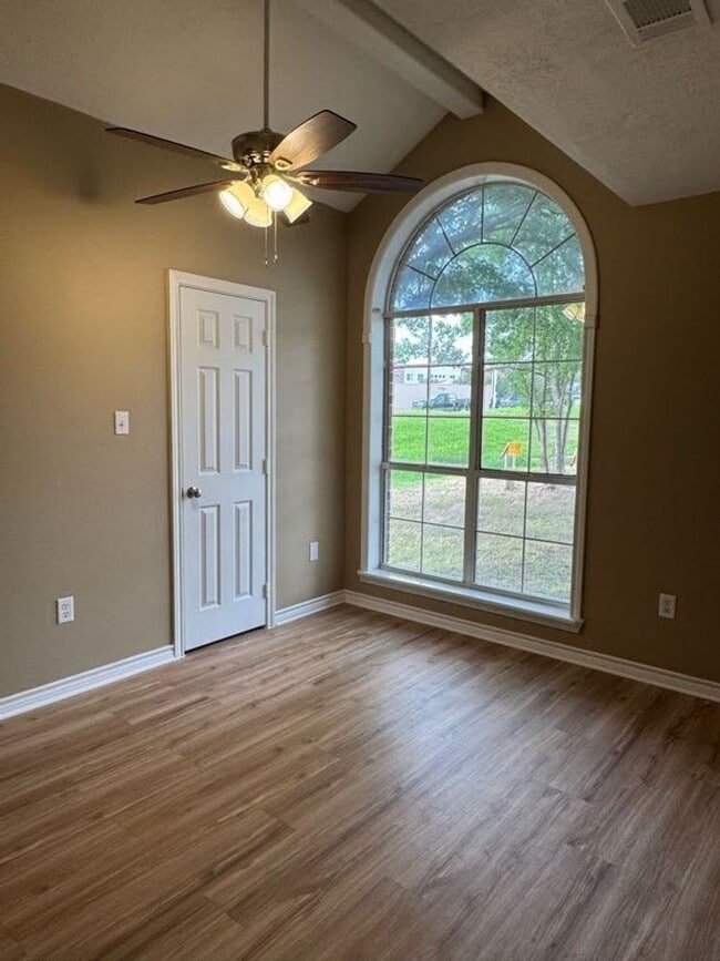 Building Photo - Great 3 bedroom situated next to Blinn's p...