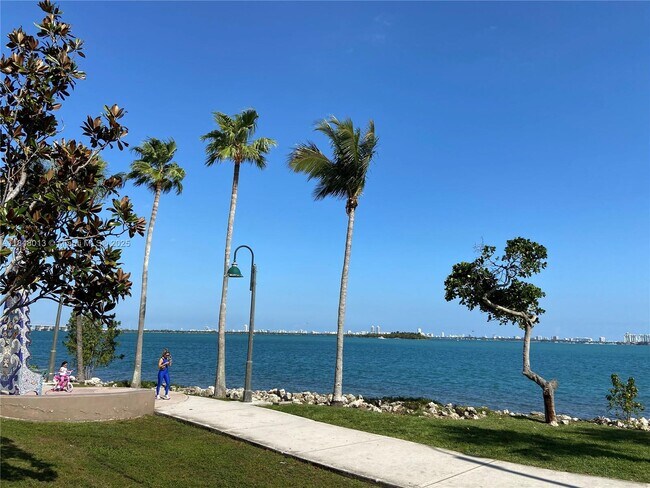 Building Photo - 1900 N Bayshore Dr