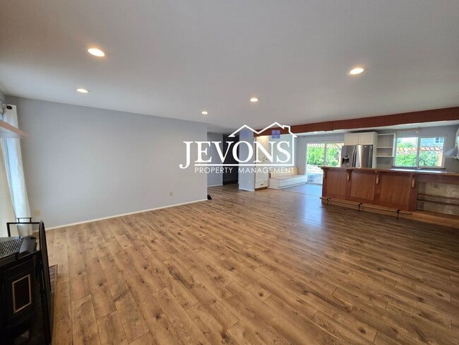 Building Photo - $500 Rent Credit - Comfortable family home...