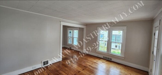 Building Photo - Large 2-story 4 Bed 1.5 Bath Home in Leave...