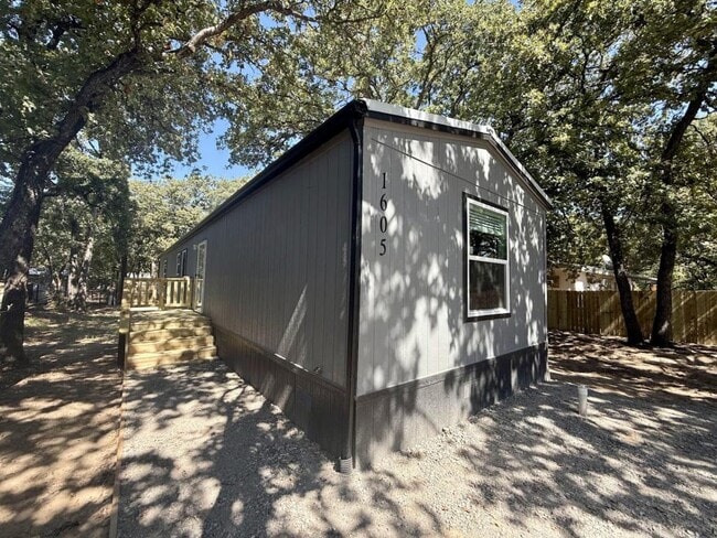 Building Photo - 1808 Sheila Dr