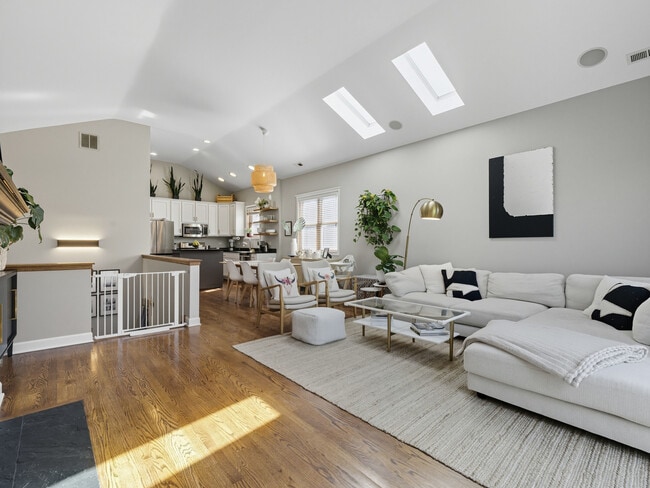 Building Photo - 1509 N Hudson Ave