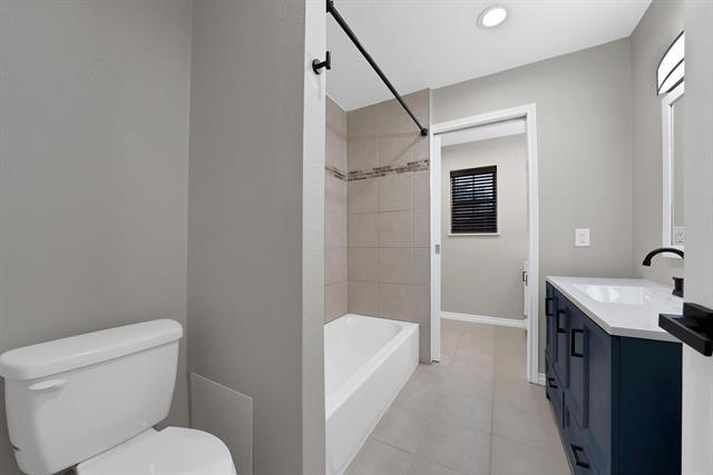 Building Photo - 824 E Prairie View Rd