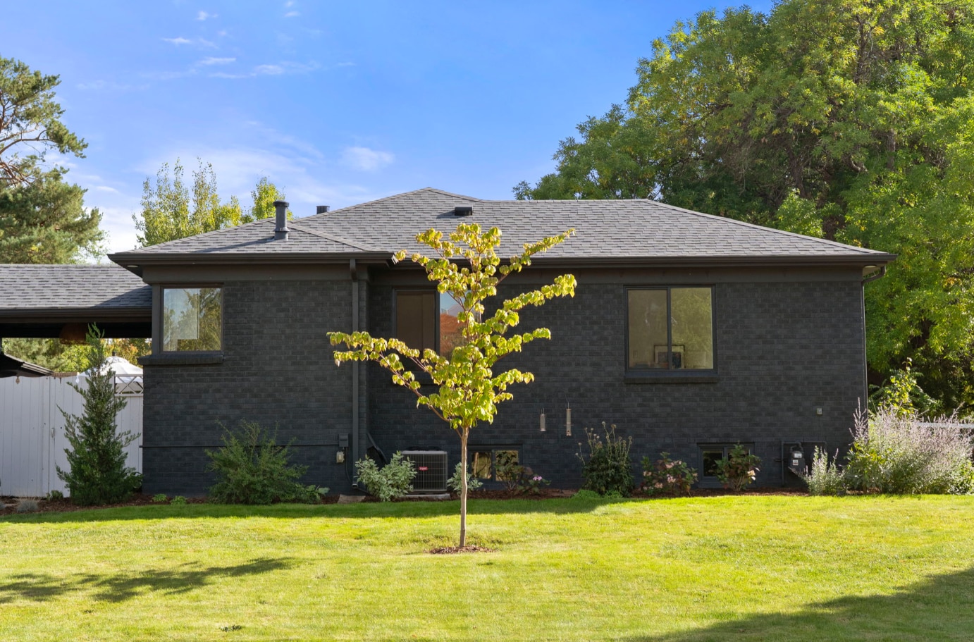 Building Photo - 1694 Niagara St