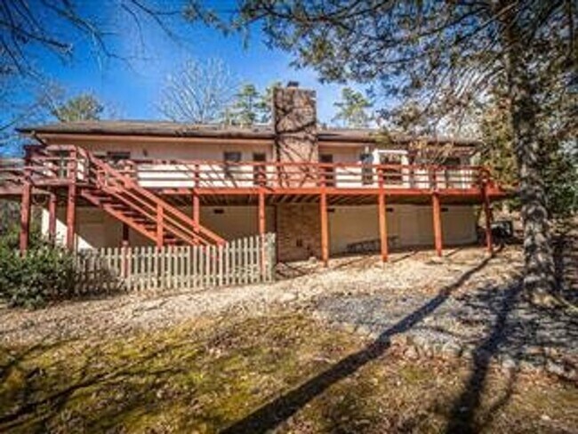 Building Photo - Large 3 Bedroom, 2 Bathroom home on the East End of the village. A serene neighborhood just waiti...