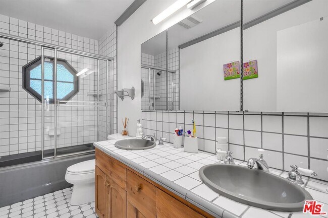 Building Photo - 2324 Banyan Dr