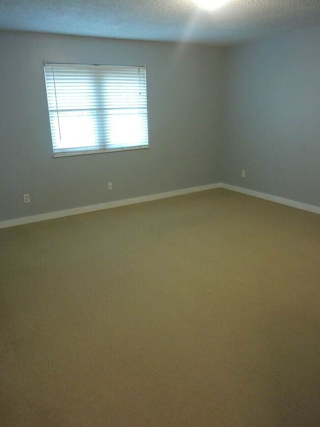 Building Photo - Great Location near KU and Westport! Adora...