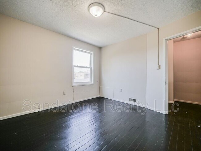 Building Photo - 956 N Central Dr
