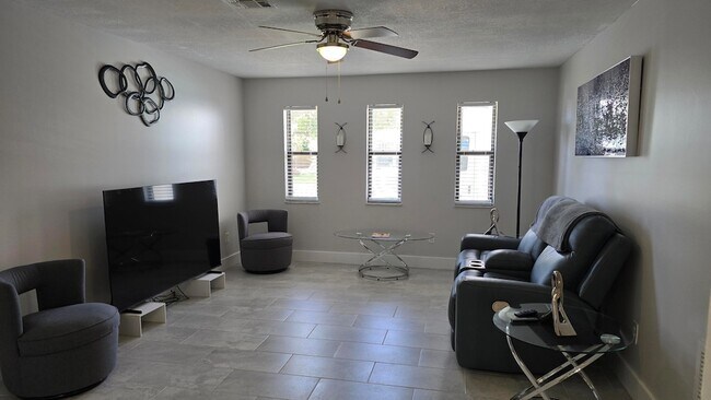 Building Photo - 670 Nobles St