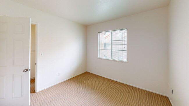 Building Photo - 4 Bedroom 2 1/2 bath two story townhome fo...