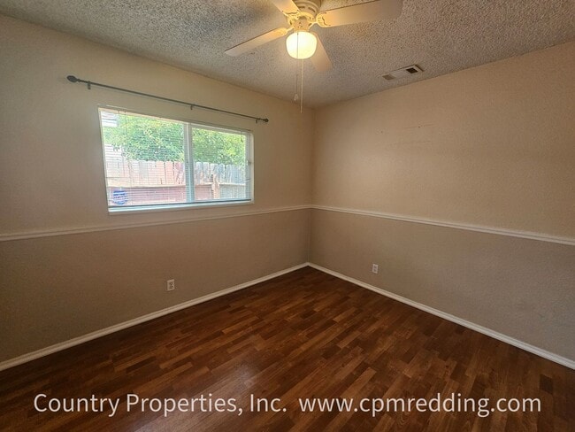 Building Photo - Super Cute House in East Redding With Atta...