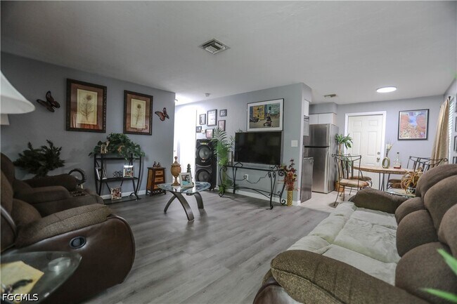 Building Photo - 2406 Linhart Ave