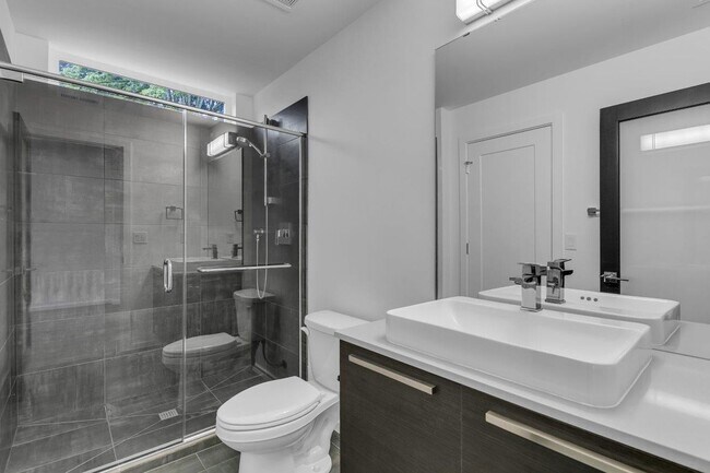 Building Photo - Large luxurious 5 bedroom Home in Renton