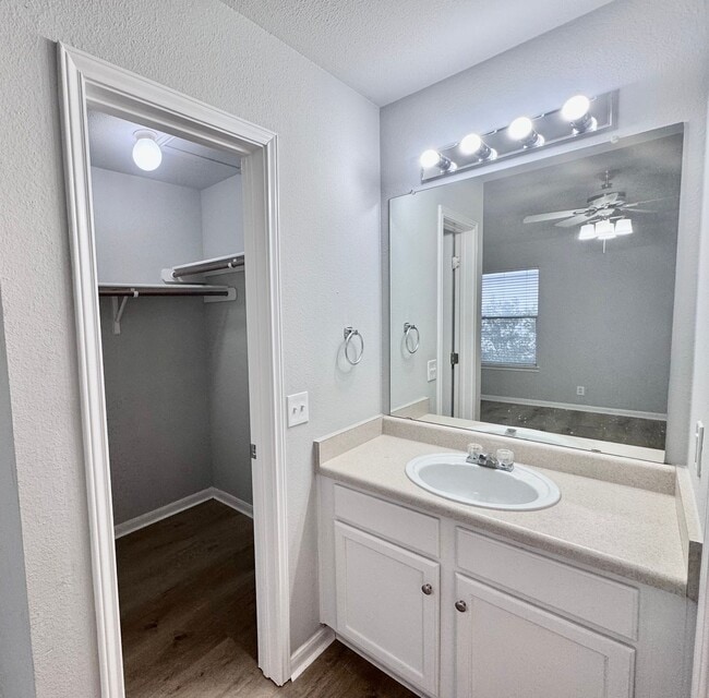 Building Photo - Cedar Park Condo  Freshly Updated