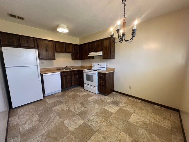 Building Photo - 2 Bedroom/1 Bath Apartment For Rent