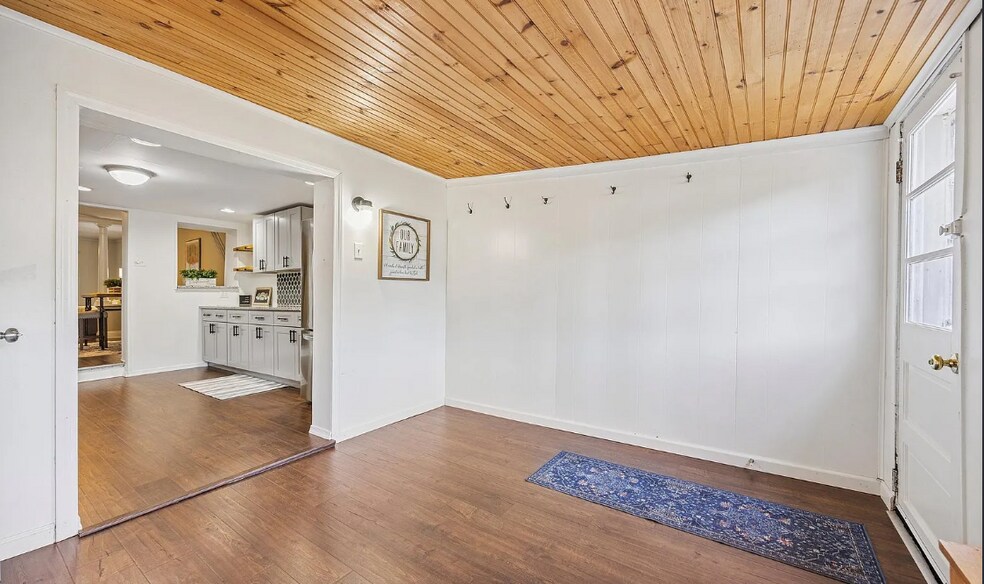 Building Photo - 108 Maple St