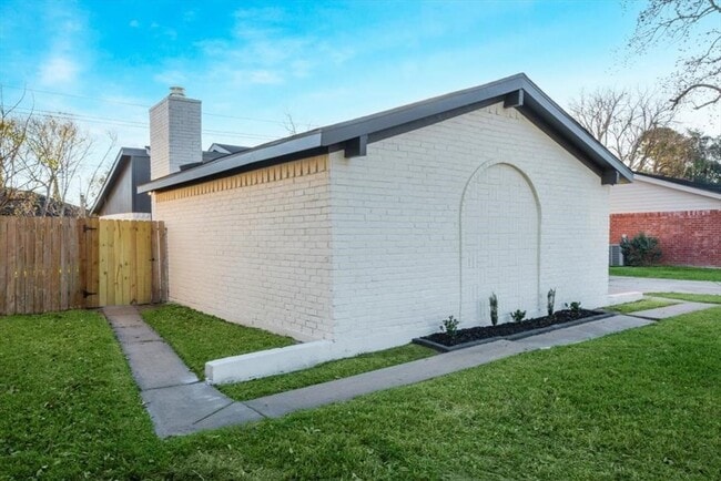 Building Photo - 1207 Whispering Pine Dr