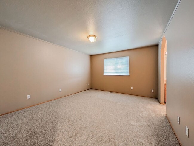 Building Photo - Move in ready 3 Bed 2 bath rambler w/ 2 car garage & fenced backyard!