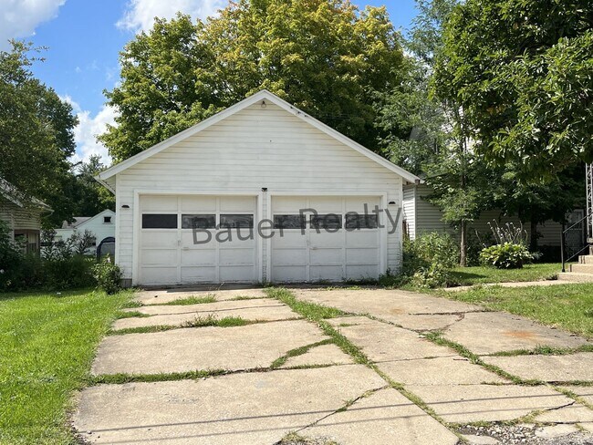 Building Photo - Three bedroom home with two car, detached garage!