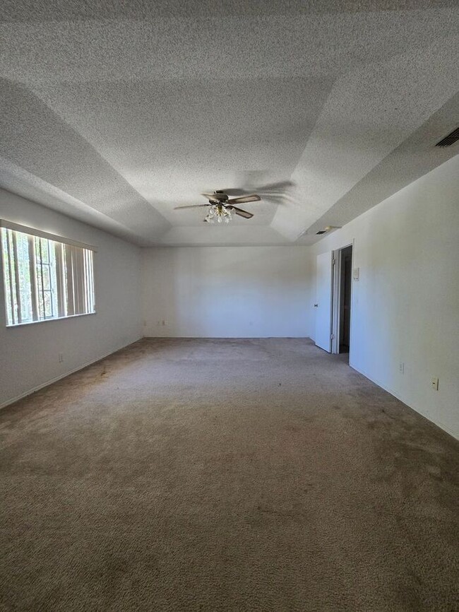 Building Photo - Large 4 Bedroom 2 & 1/2 Bath - 2 story Hom...