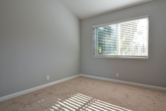 Building Photo - Beautiful 3 Bedroom 2.5 Bath End Unit Town...