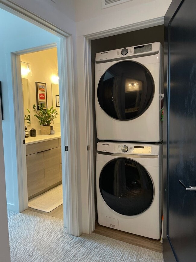 Building Photo - Modern 2BR + Office Townhome with Rooftop Deck in Prime Sunnyside/Highlands Location