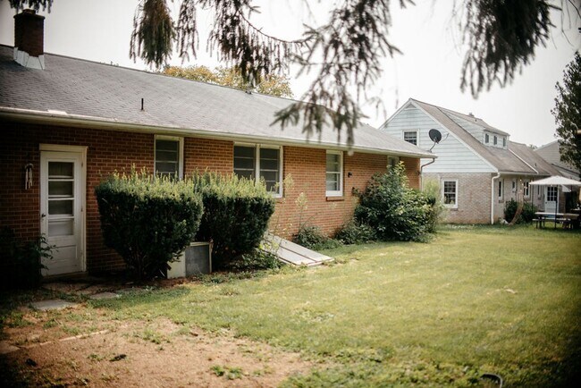 Building Photo - 425 Spring Dr