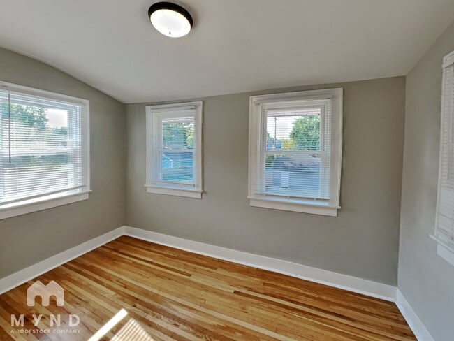 Building Photo - 727 Reinhard Ave